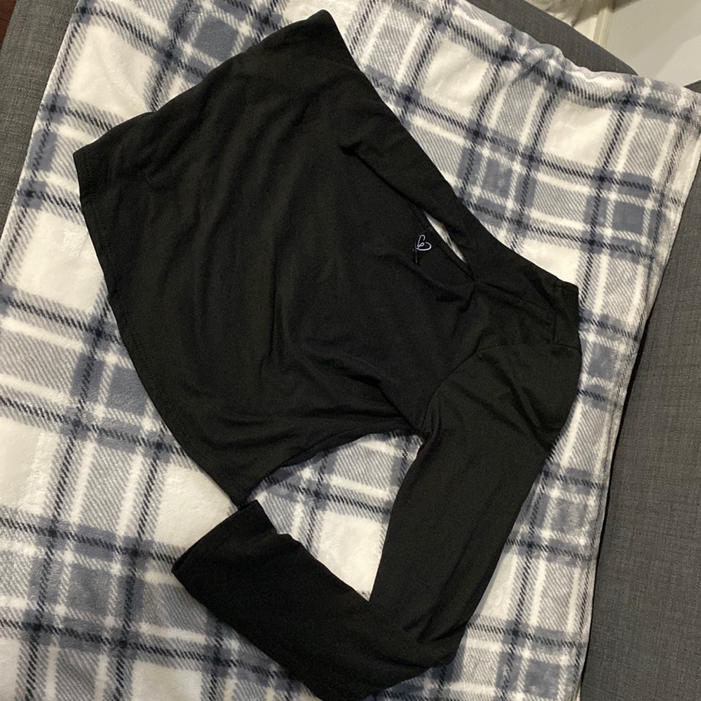 black one sleeve crop top